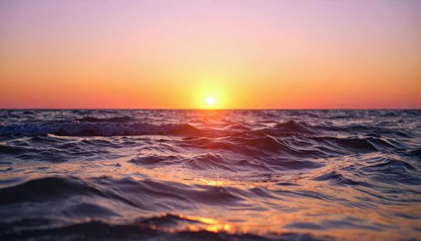 太陽が沈む夕暮れの海辺 太陽が沈む夕暮れの海辺の写真