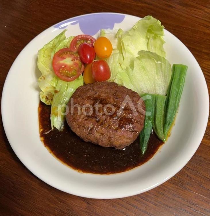金のハンバーグとトマトとオクラにレタス 夕食,金のハンバーグ,トマトの写真素材