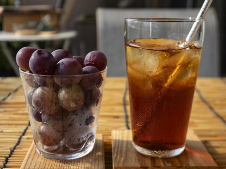 涼やか巨峰と紅茶のひととき 巨峰,ぶどう,果物の写真素材