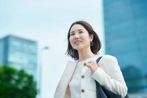 ビジネス街を通勤する女性 ビジネス街を通勤する女性 通勤,出勤,女性の写真素材