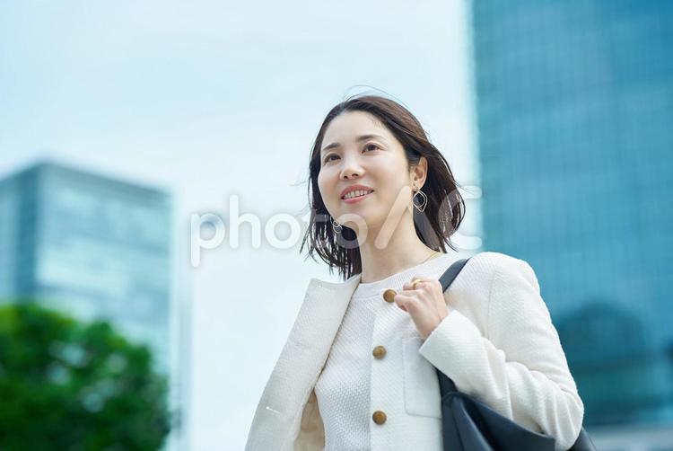 ビジネス街を通勤する女性 通勤,出勤,女性の写真素材