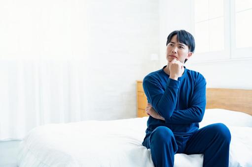 パジャマで考える男性 パジャマで考える男性 不眠症,中年,考え事の写真素材