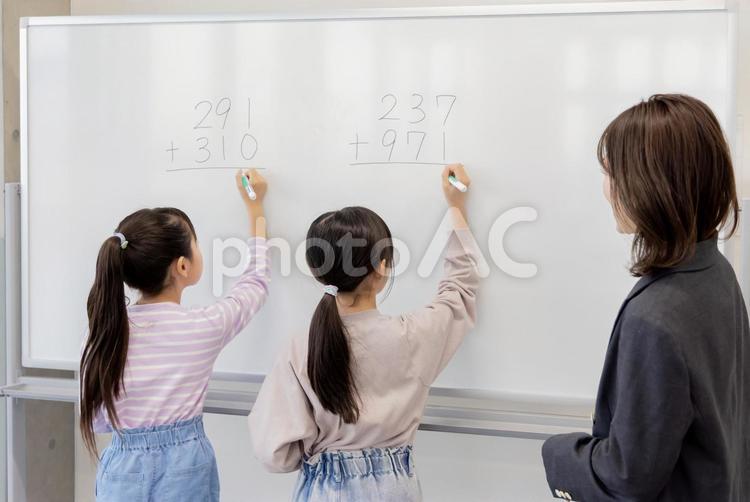 問題を解く小学生　塾　授業 授業,塾,小学生の写真素材