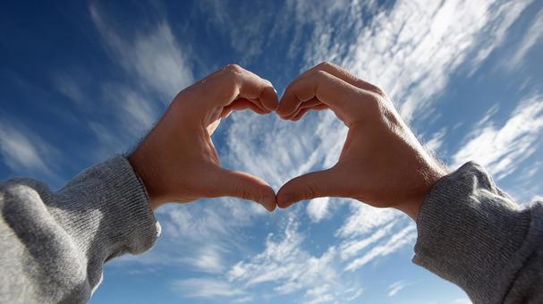 愛と希望を伝える手のハート 愛と希望を伝える手のハートの写真