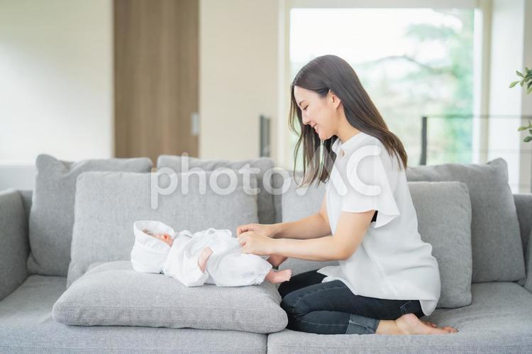 赤ちゃんの着替えをする女性 赤ちゃん,育児,着替えの写真素材