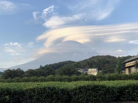 雲をかぶった富士山 雲をかぶった富士山の写真