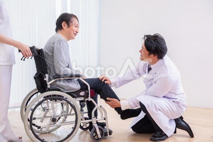 車椅子に乗る患者と医者（足） 下半身不随,医者,リハビリの写真素材