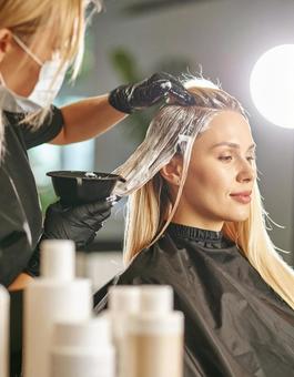 ヘアカラー施術の一瞬 ヘアカラー施術の一瞬の写真