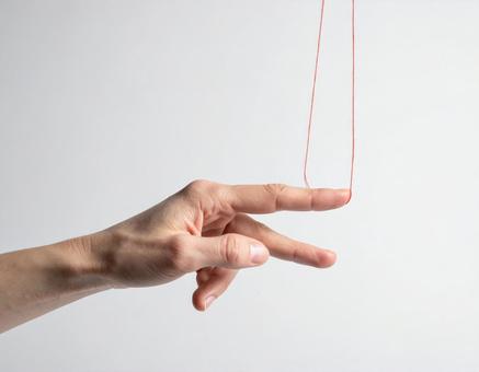 赤い糸と手の写真