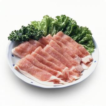 豚肉薄切り 白背景 豚肉薄切り 白背景の写真