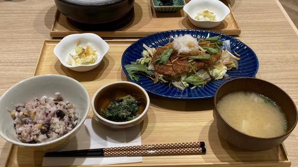 雑穀ごはんとおろしカツ定食 味噌汁,わかめ,汁物の写真素材