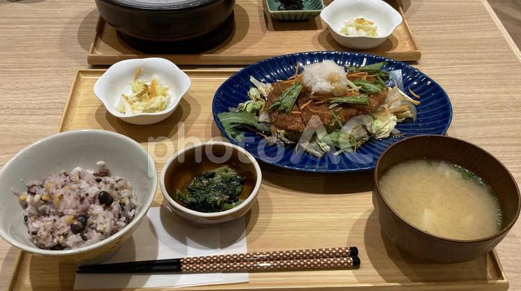 雑穀ごはんとおろしカツ定食 味噌汁,わかめ,汁物の写真素材
