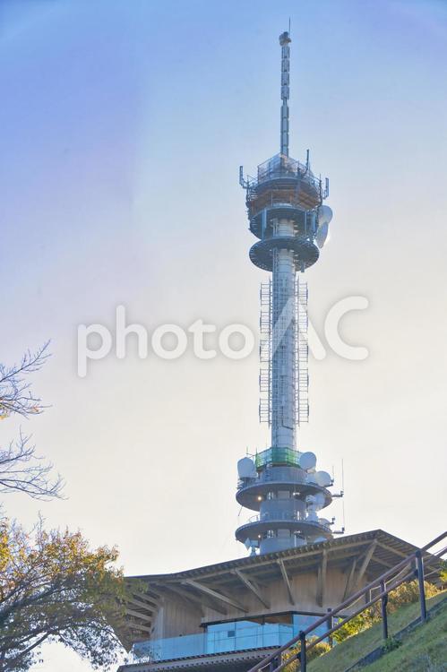 青空に浮かぶ電波塔 電波塔,青空,風景の写真素材