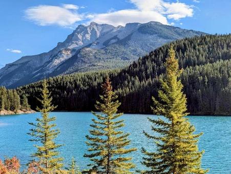 バンフ国立胡淵の湖と雄々しき山々　カナダ バンフ国立公園,カナダ,イメージの写真素材