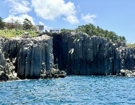 遊覧船から見た福井県東尋坊 横から見た 遊覧船から見た福井県東尋坊 横から見た 柱状節理,水面,遊覧船の写真素材