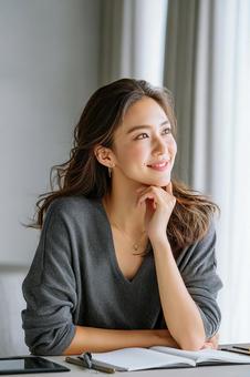 夢見るような眼差しの女性 夢見るような眼差しの女性の写真