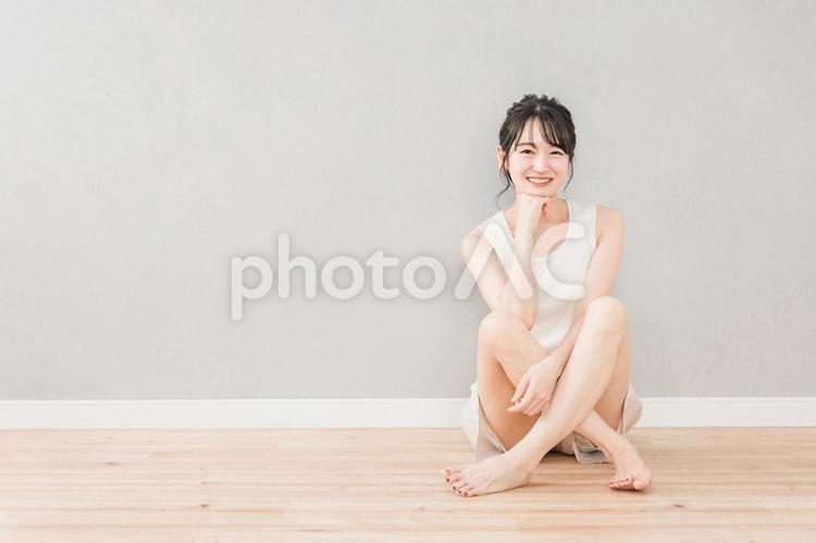 家のリビングに座る美人のアジア人女性 女性,美容,ダイエットの写真素材