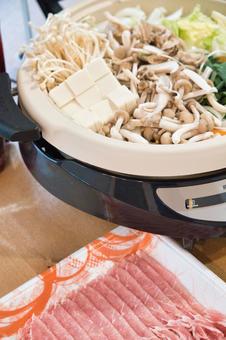 きのこが主役の冬のお鍋と豚肉 鍋料理,冬,旬の味覚の写真素材