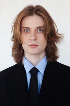 カメラ目線の長髪男性 男性,外国人,ビジネスの写真素材