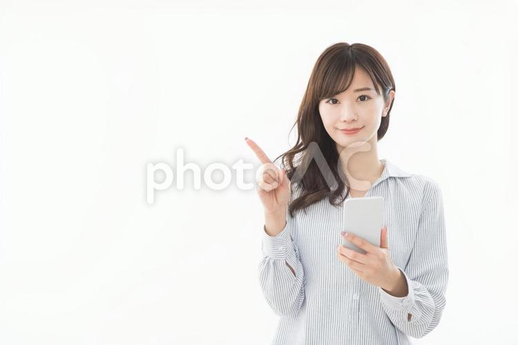 スマートフォンを使う女性　指差し 女性,スマートフォン,指差しの写真素材