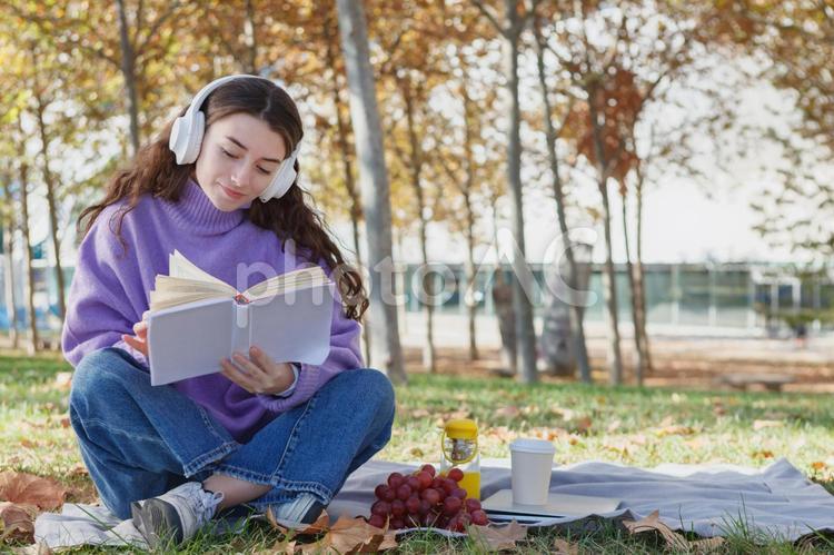 微笑みながら読書している女性 女性,読書,本の写真素材