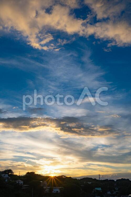 青空と夕焼け　縦 夕焼け空,夕焼け,夕暮れの写真素材