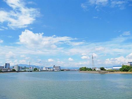 爽やかな青空と水辺の街並みの風景 爽やかな青空と水辺の街並みの風景 青空,街,街並みの写真素材