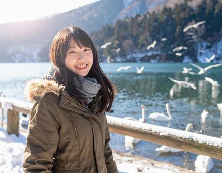 冬の湖・白鳥を観察する彼女 冬の湖・白鳥を観察する彼女の写真