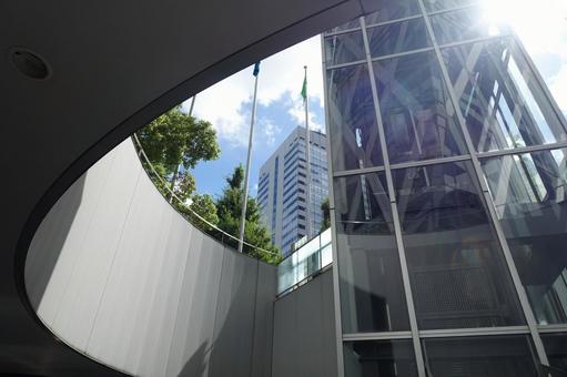The contrast between the courtyard and the buildings of modern architecture, JPG