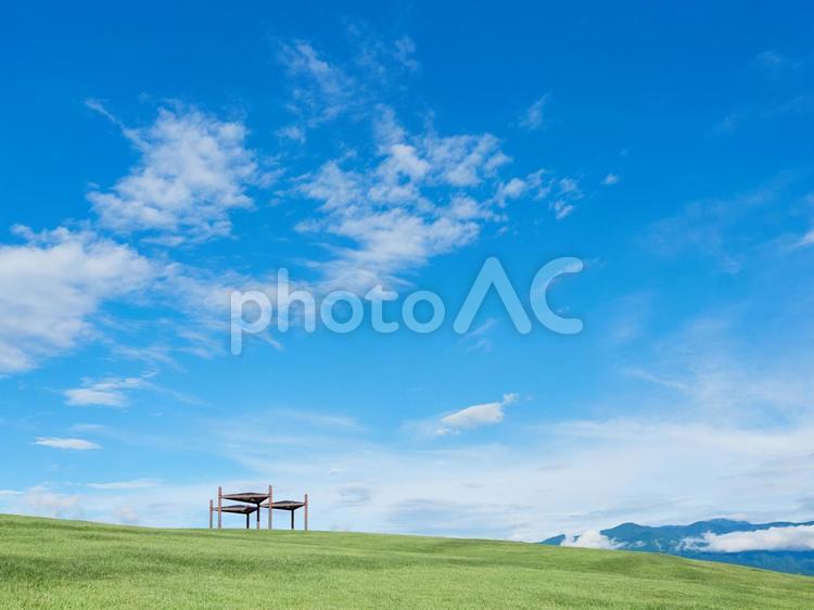 夏、丘と青空・山の風景 夏,丘,緑の写真素材