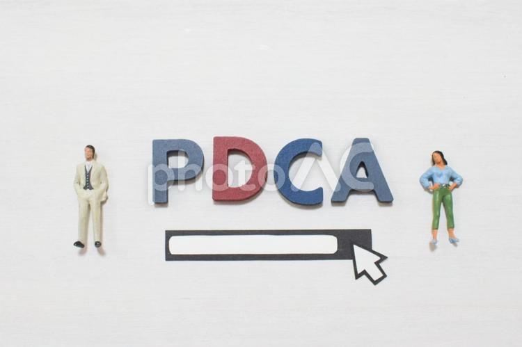 PDCAの文字と調べるビジネスマン① pdca,ビジネス,用語の写真素材