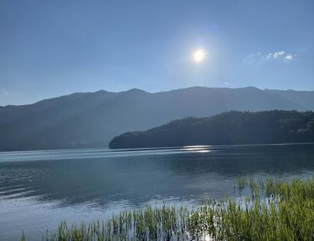 朝陽差し込む青木湖の静けさ 朝陽差し込む青木湖の静けさ 青木湖,長野県,大町市の写真素材