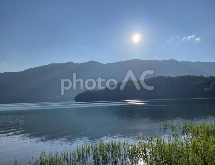 朝陽差し込む青木湖の静けさ 青木湖,長野県,大町市の写真素材