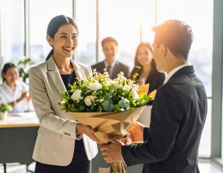 オフィスでの退職・転職の送別シーンの写真