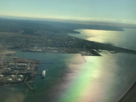 虹色の海 虹色の海 海,光る海,虹色の写真素材