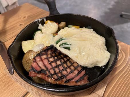 ステーキ チーズ,ステーキ,チーズたっぷりの写真素材