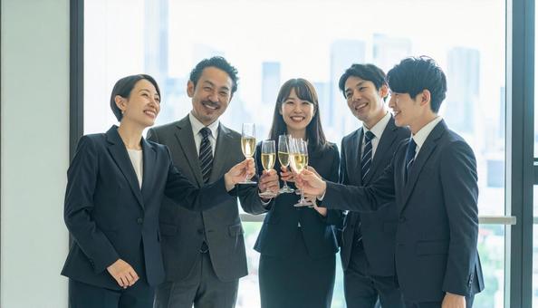 打ち上げで乾杯するビジネスマン 打ち上げで乾杯するビジネスマンの写真