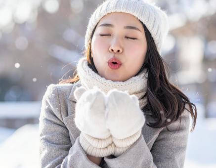冬に手に息を吹きかける女性 冬に手に息を吹きかける女性の写真