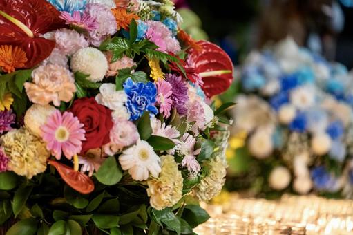 夜に輝く花とキャンドルの幻想的な雰囲気 キャンドル,花,ライトアップの写真素材