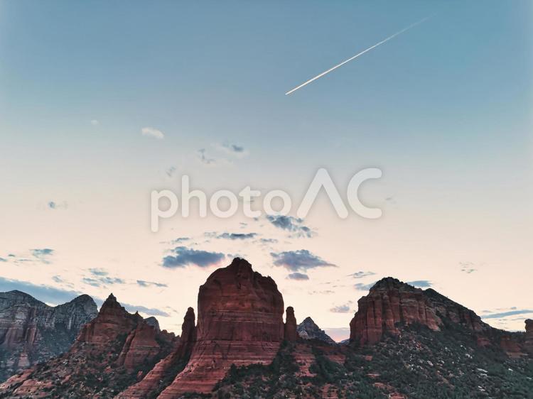 アリゾナの風景と飛行機雲 アリゾナ,セドナ,アメリカの写真素材