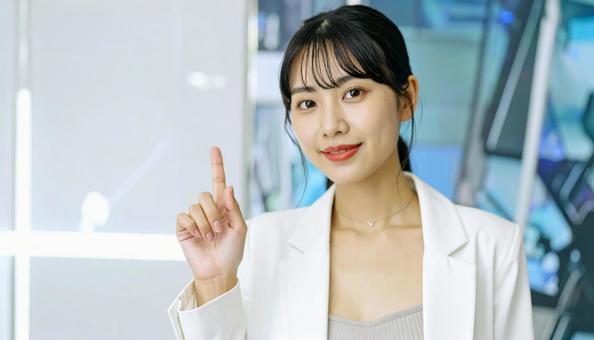 自信のある表情で指さすビジネス女性 自信のある表情で指さすビジネス女性の写真