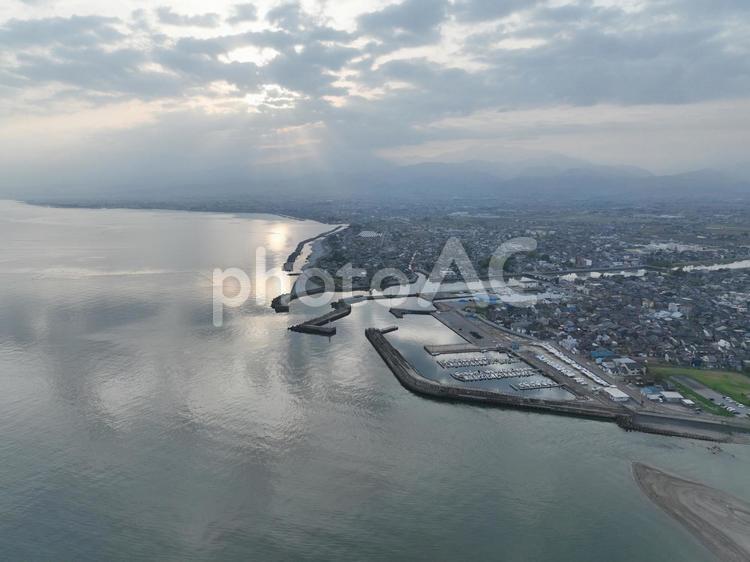 富山県の富山湾の綺麗な海　ドローン空撮 富山県,富山湾,海の写真素材