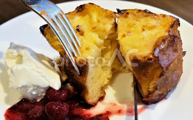 フレンチトーストにナイフを入れた風景 フレンチトースト,ナイフ,入刀の写真素材