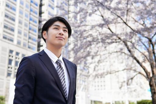 辦公區櫻花背景下,日本男商人微笑著站著, JPG 辦公區櫻花背景下,日本男商人微笑著站著, 男人, 商人, 新員工, JPG