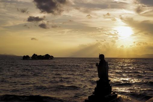 島根県の宍道湖に沈む夕陽と袖師地蔵 島根県の宍道湖に沈む夕陽と袖師地蔵 宍道湖,袖師地蔵,お地蔵さんの写真素材