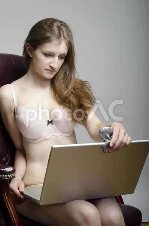 パソコンの前の下着姿の女性41 女性,外国人,人物の写真素材