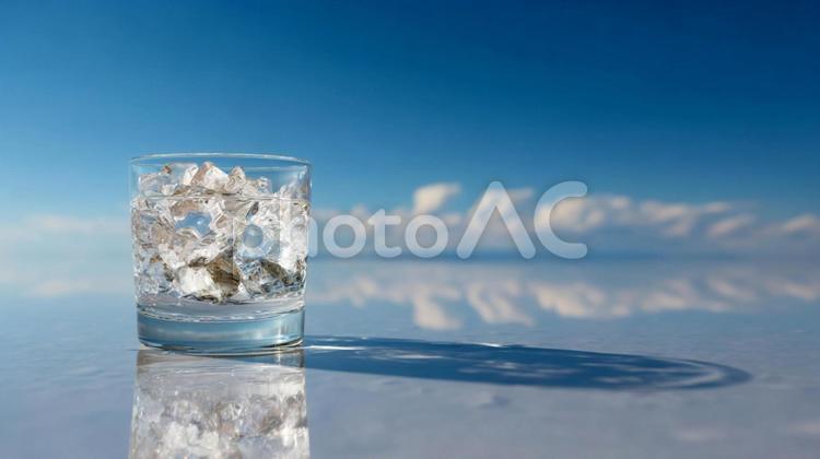喉の渇きを癒やす、シンプルな氷水 グラス,水,氷の写真素材