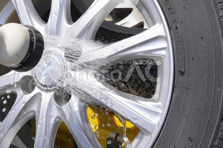 タイヤ交換（ホイールの水洗い）04 自動車,タイヤ交換,屋外の写真素材