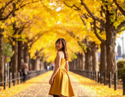 ストリートスナップ・イチョウ並木の彼女 ストリートスナップ・イチョウ並木の彼女の写真