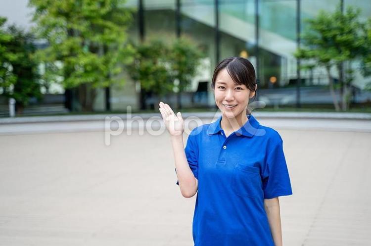 手で案内をする女性介護施設スタッフ 手,案内,やる気の写真素材